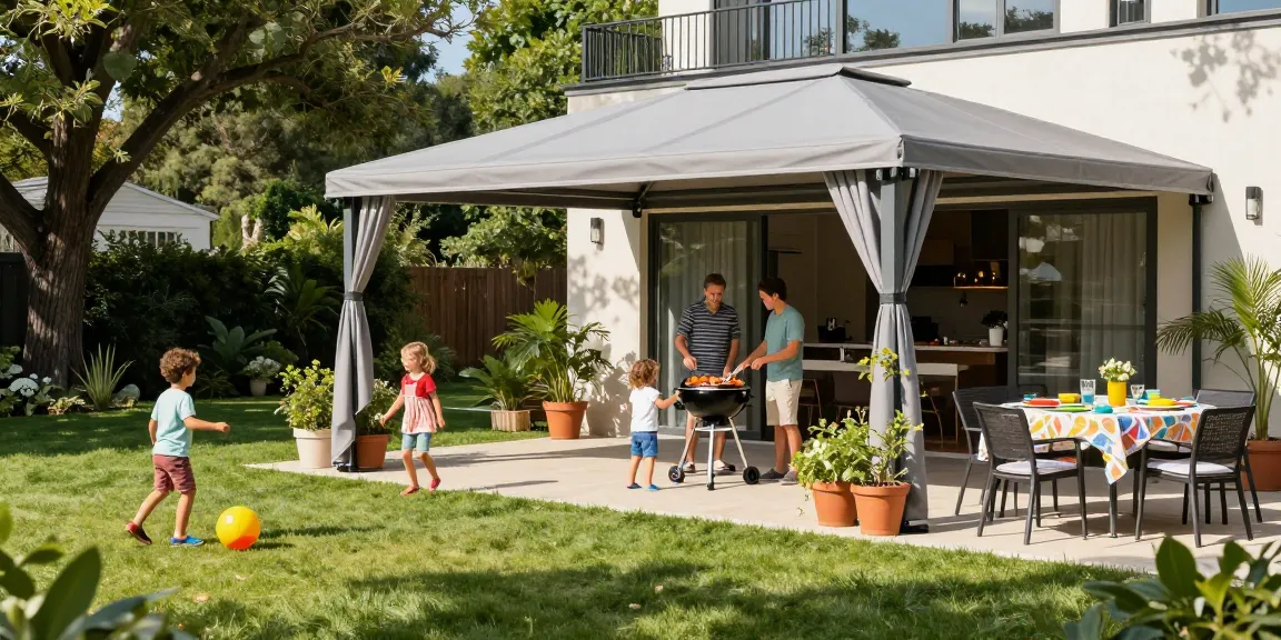 Freistehende Terrassenüberdachung im sonnigen Garten mit einer Familie beim Grillen.