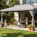 Freistehende Terrassenüberdachung im sonnigen Garten mit einer Familie beim Grillen.