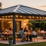 Moderne Terrassenüberdachung über stilvollen Möbeln bei Abendessen.